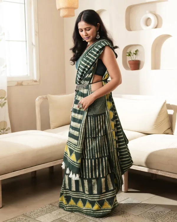 Bottle_Green_Cotton_Geometric_Dabu_Print_Mul_Saree_For_Women